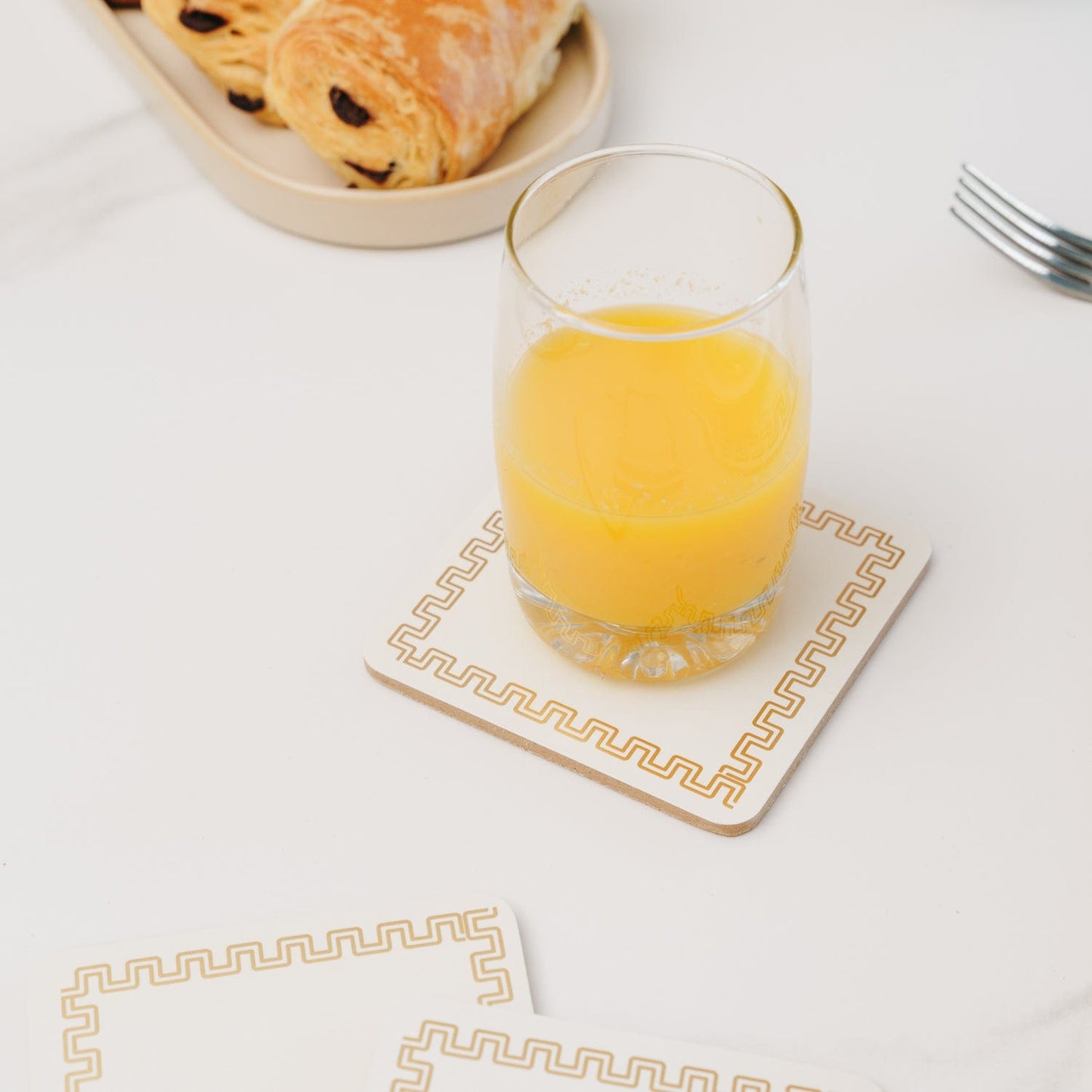 Clevinger dining placemat Clevinger 8 pcs MDF Placemats and Coasters Gold Border