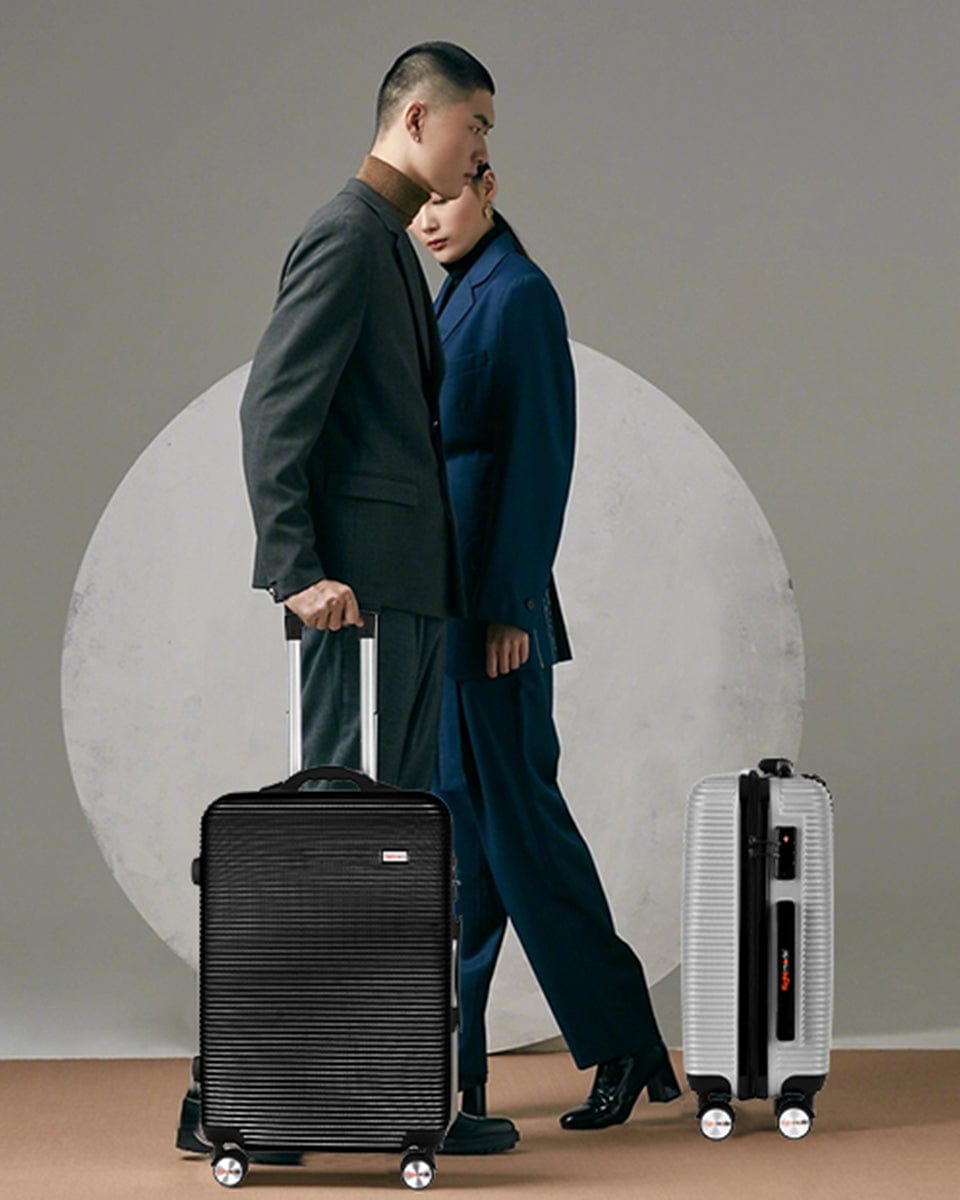 Flightmode 3 pcs 20"/24"/28" Digital Weighing Scale and USB Charging Port Lightweight Luggage Suitcase Black