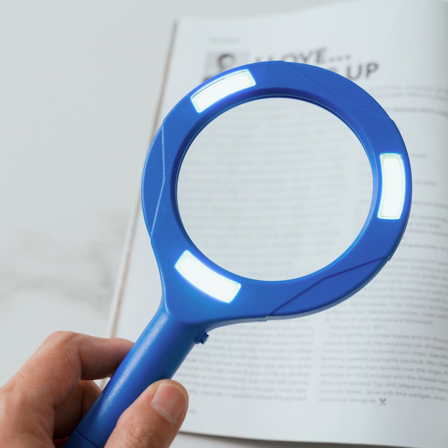 Brillar Light Up Magnifying Glass - Blue – Living Today