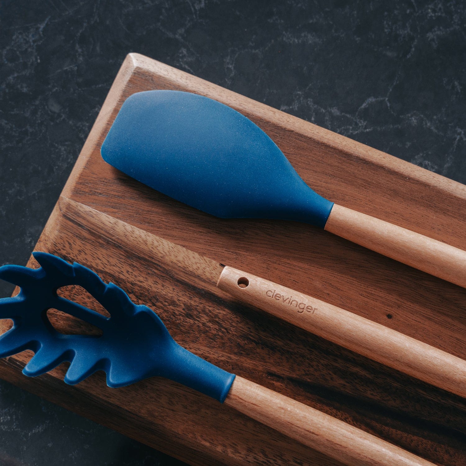 Clevinger 2pcs Beechwood & silicone pasta server navy