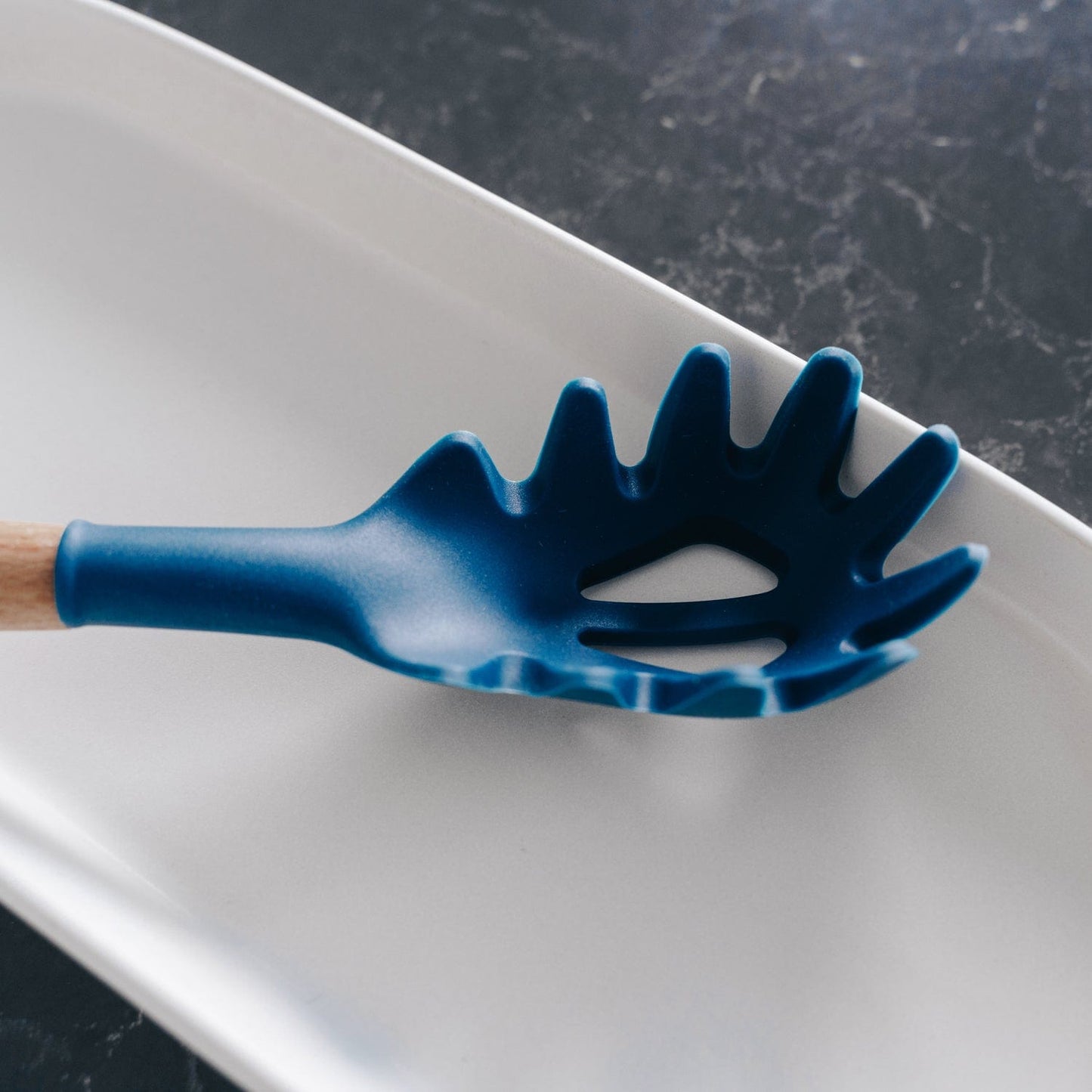 Clevinger 2pcs Beechwood & silicone pasta server navy