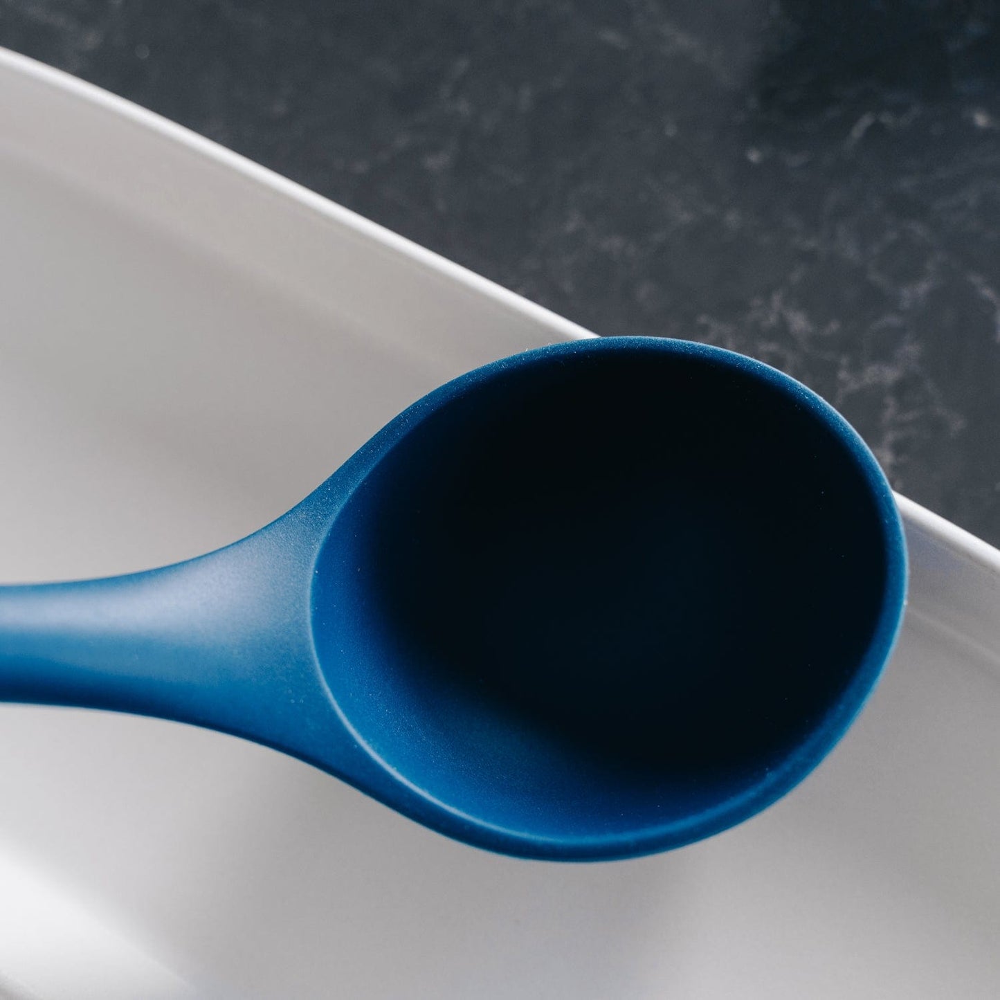 Clevinger 2 pcs Beechwood & silicone ladle navy