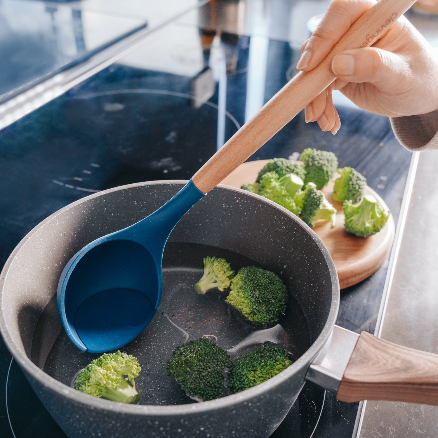 Clevinger 2 pcs Beechwood & silicone ladle navy