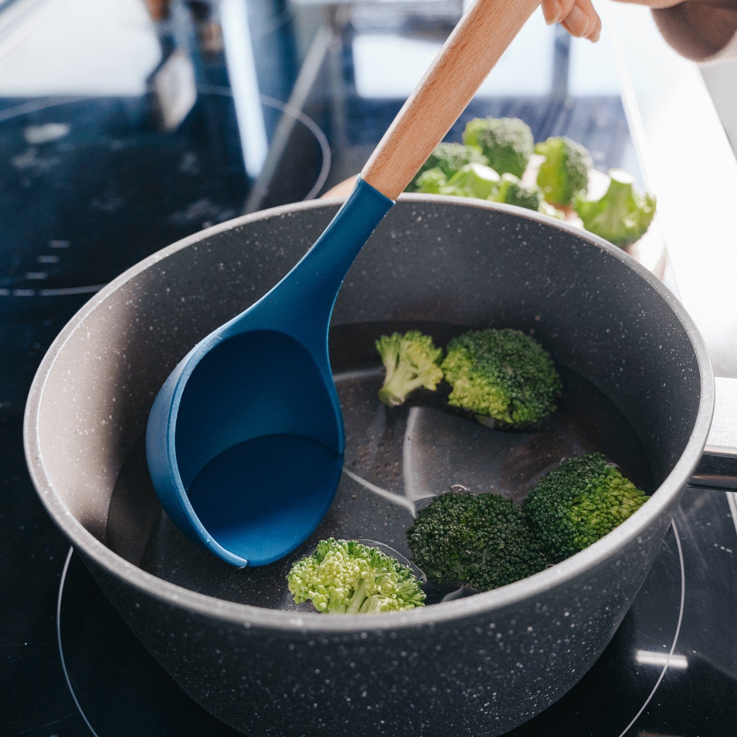 Clevinger 2 pcs Beechwood & silicone ladle navy