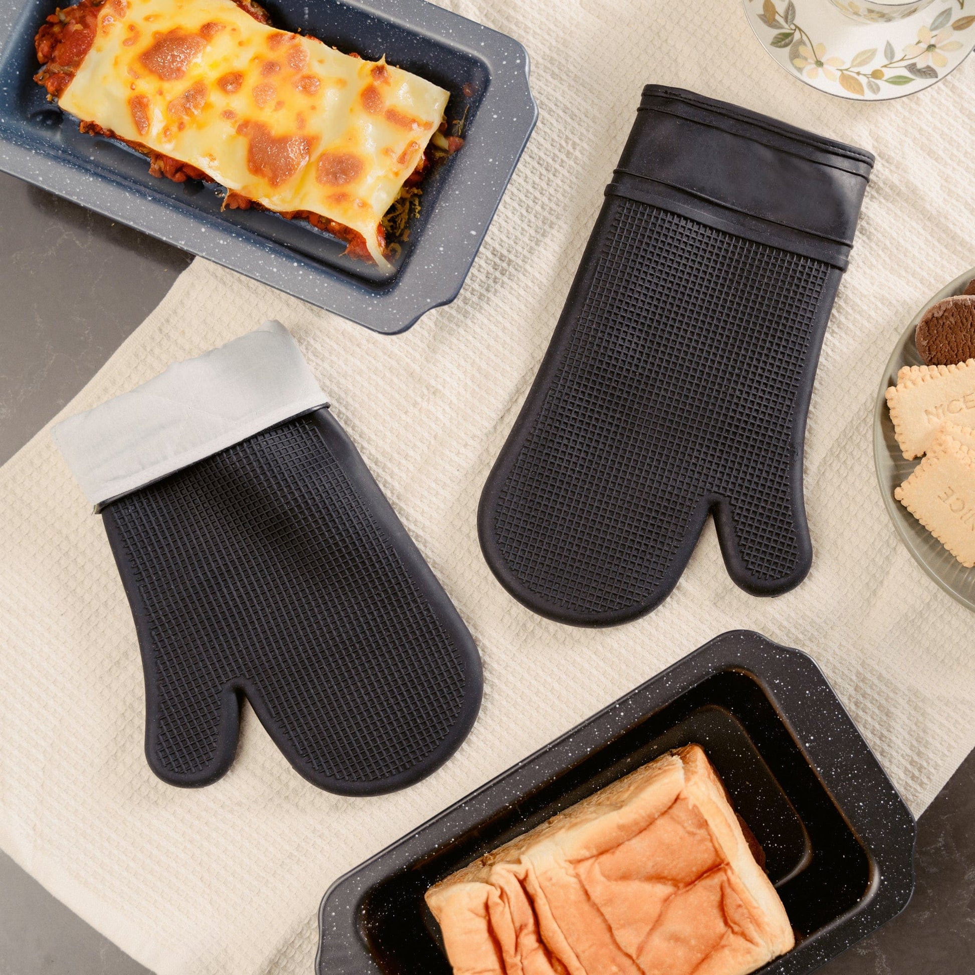 COOK EASY 4 Pcs Silicone Oven Mitt and Multi Purpose Kitchen Heat Pad Insulation Mat